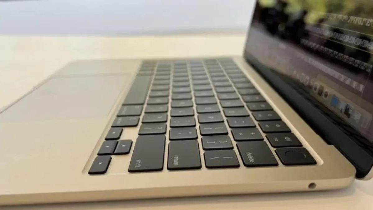 MacBook-Keyboard-That-Will-Charge-Your-Phone.jpg